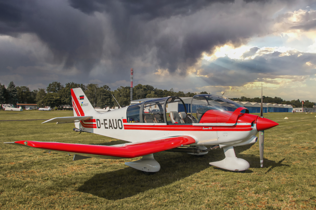 Motorflugzeuge und Segelflugzeuge in Grefrath