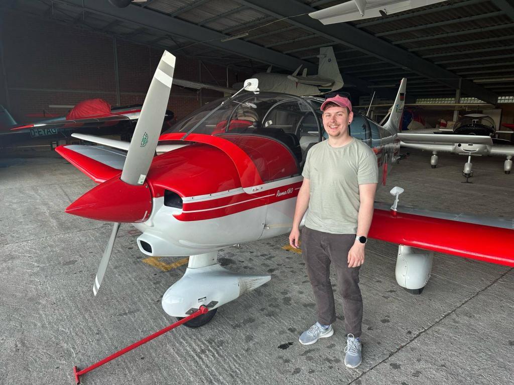 Marco vor der DR400 für ein Foto nach dem ersten Alleinflug